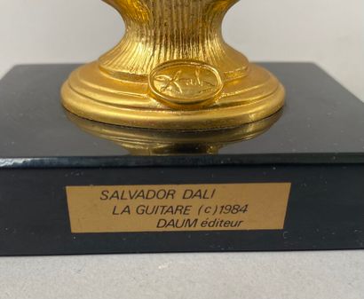 SALVADOR DALI POUR DAUM EDITEUR.
La Guitare.
Sculpture...