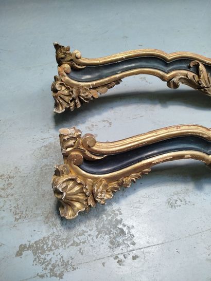 Paire de cantonnières en bois sculpté, laqué...