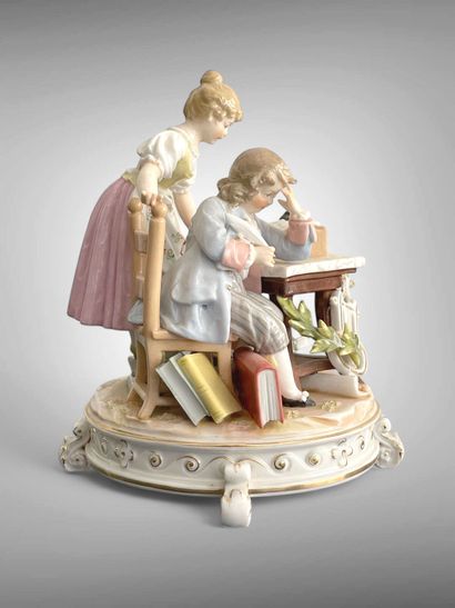 La leçon.
Groupe en porcelaine polychrome...