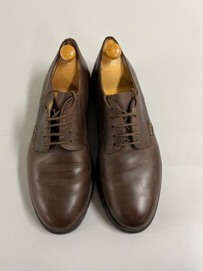 NEW WAY.
Paire de derbies en cuir marron,...