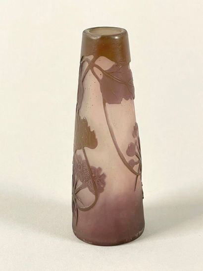 TRAVAIL FRANÇAIS.
Petit vase conique en verre...
