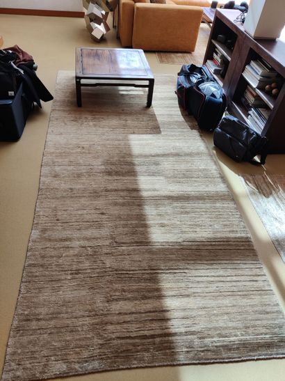 Réunion de quatre tapis en laine et soie...