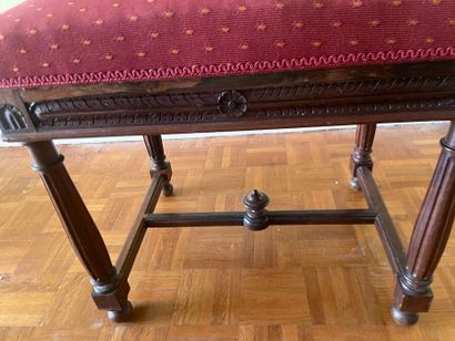 Tabouret en bois naturel, les pieds réunis...