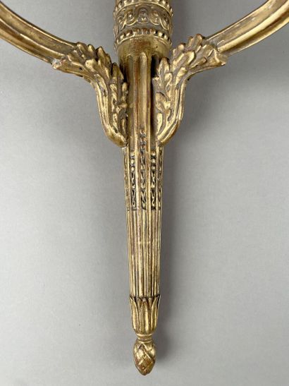 Paire d'appliques aux brandons en bois sculpté...