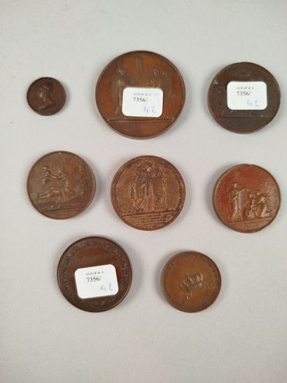 Réunion de médailles décoratives en bronze...
