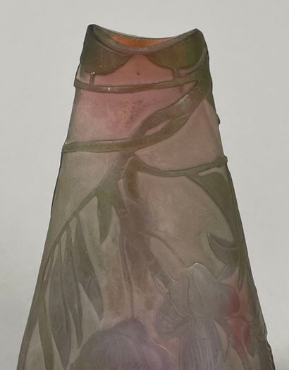TRAVAIL FRANÇAIS.
Deux petits vases à col...