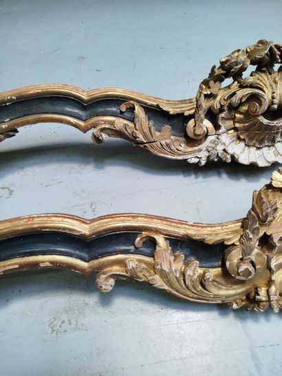Paire de cantonnières en bois sculpté, laqué...