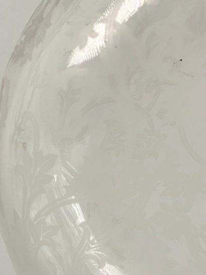 BACCARAT.
Carafe couverte en cristal à décor,...