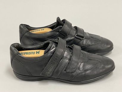GEOX.
Paire de chaussures en cuir noir, semelles...
