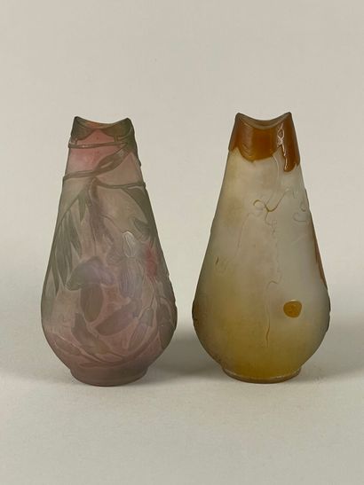 TRAVAIL FRANÇAIS.
Deux petits vases à col...