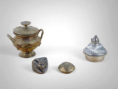 Lot de petits objets en bronze comprenant...