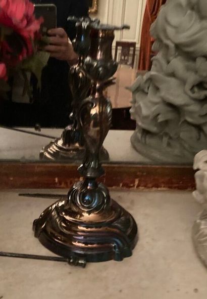 Paire de flambeaux en bronze argenté reposant...