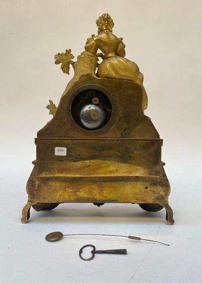 Pendule en régule doré à décor d'une femme...
