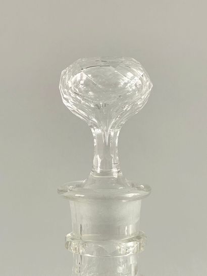 Réunion de trois carafes couvertes en verre,...