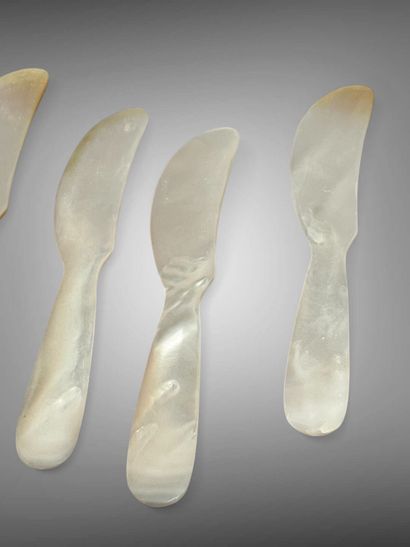 Six coupelles tripodes en nacre et lot de...