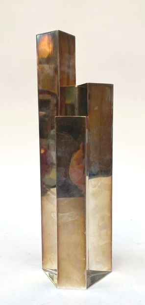 Vase en métal de style moderniste à trois...