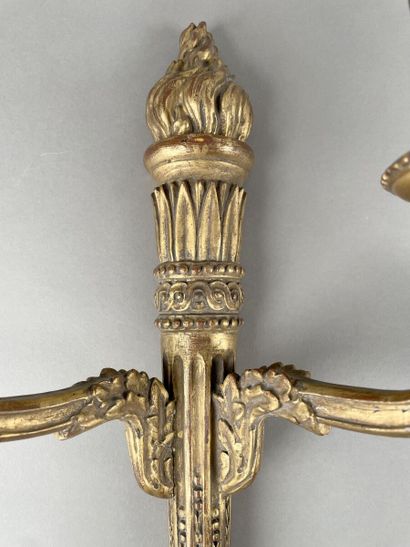 Paire d'appliques aux brandons en bois sculpté...