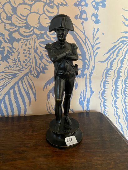 D'après PRADIER.
Napoléon Ier en uniforme...