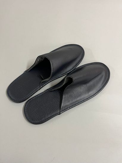 Paire de chaussures d'intérieur en cuir noir...