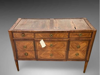 Commode en bois de placage à léger ressaut...