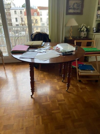 Table de salle à manger, de forme ronde ou...