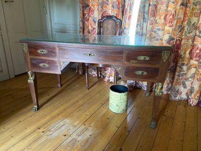 Bureau en placage, ouvrant par cinq tiroirs,...