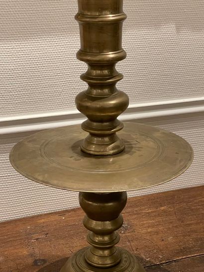 Paire de grands bougeoirs en bronze, base...