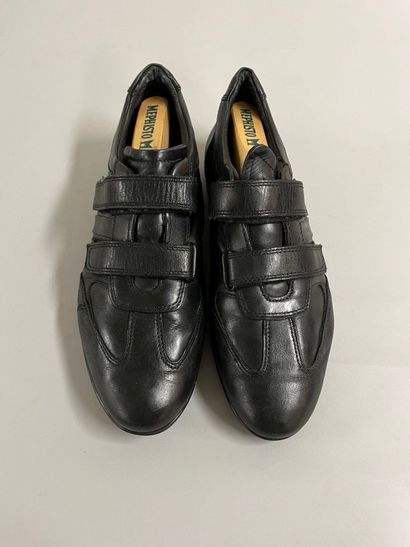 GEOX.
Paire de chaussures en cuir noir, semelles...