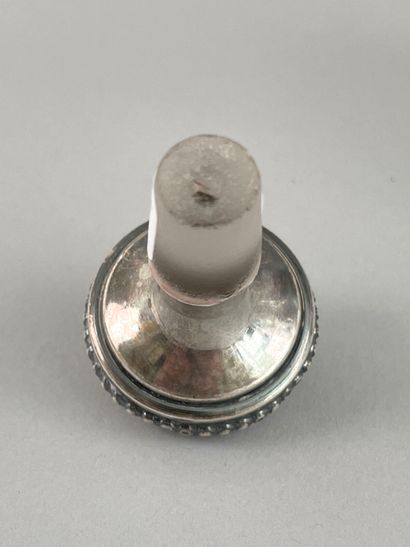 Réunion de trois carafes couvertes en verre,...