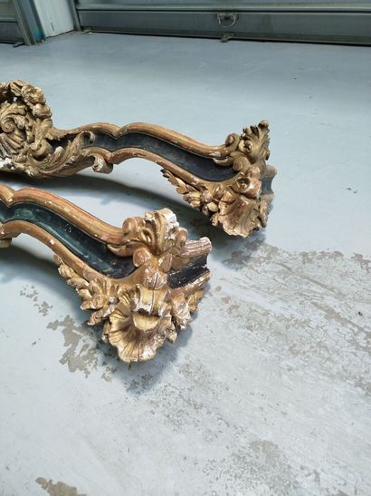 Paire de cantonnières en bois sculpté, laqué...