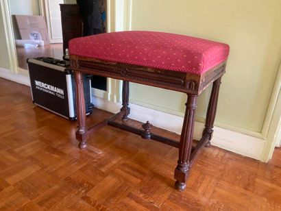 Tabouret en bois naturel, les pieds réunis...