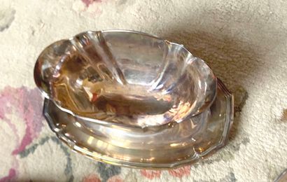 Saucière en argent à plateau adhérent.
Poinçon...