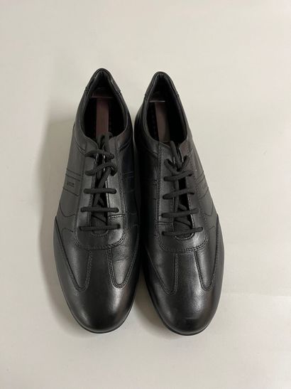 GEOX. 
Paire de chaussures en cuir noir,...