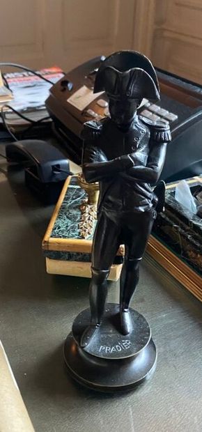 D'après PRADIER.
Napoléon Ier en uniforme...