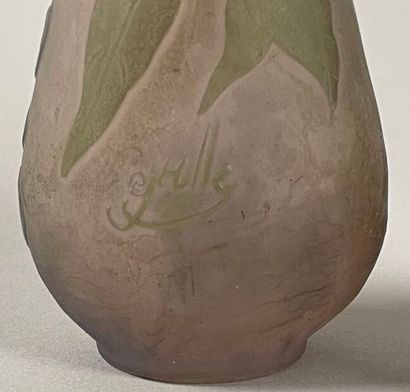 TRAVAIL FRANÇAIS.
Deux petits vases à col...