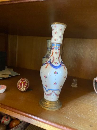 Dans le goût de Sèvres.
Paire de petits vases...