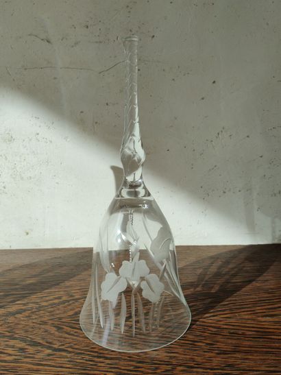 Suite de quatre cloches en cristal