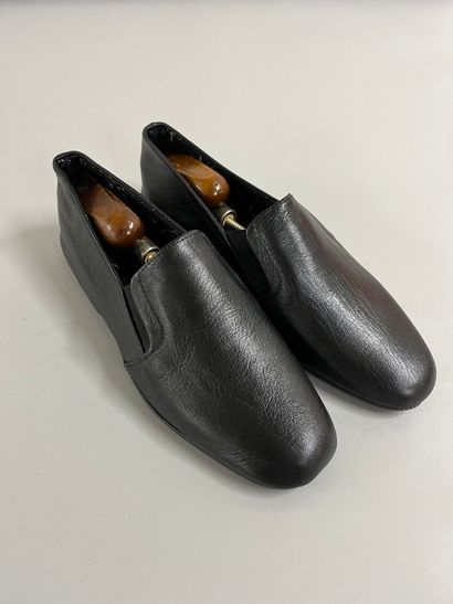 Paire de chaussures d'intérieur en cuir noir...