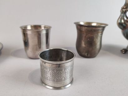 Ensemble en argent comprenant :
- Une tasse...