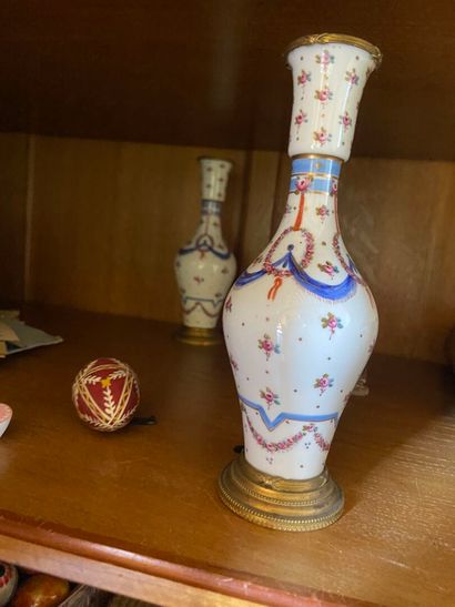 Dans le goût de Sèvres.
Paire de petits vases...