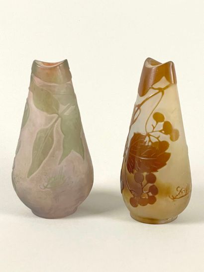 TRAVAIL FRANÇAIS.
Deux petits vases à col...