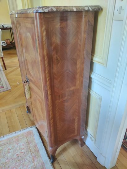 Petite armoire en placage à décor de frisage,...