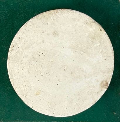 Médaillon en plâtre figurant en relief le...