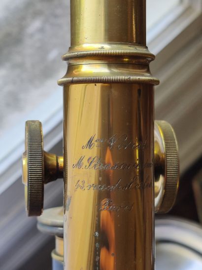 Microscope en laiton et métal laqué noir.
Boîte...