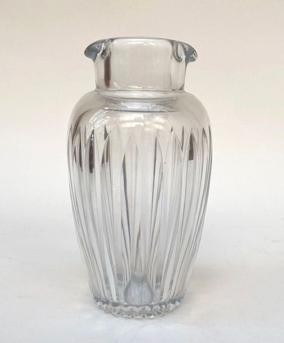BACCARAT. 
Carafe en cristal taillé à deux...