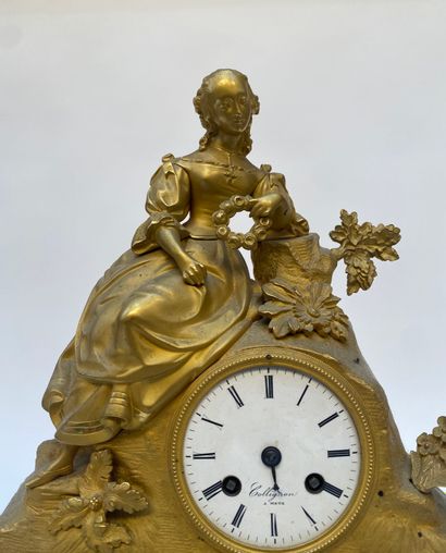 Pendule en régule doré à décor d'une femme...