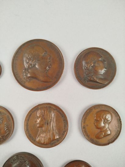 Réunion de médailles décoratives en bronze...