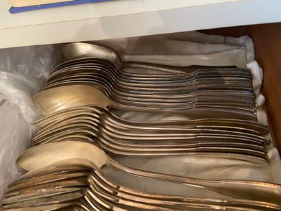Suite de 10 couverts en argent uniplat.