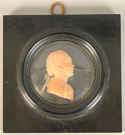 École du XIXe siècle.
Portrait de jeune homme...