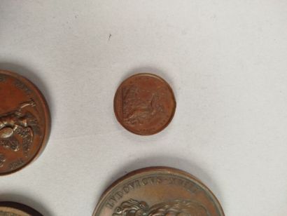 Réunion de médailles décoratives en bronze...